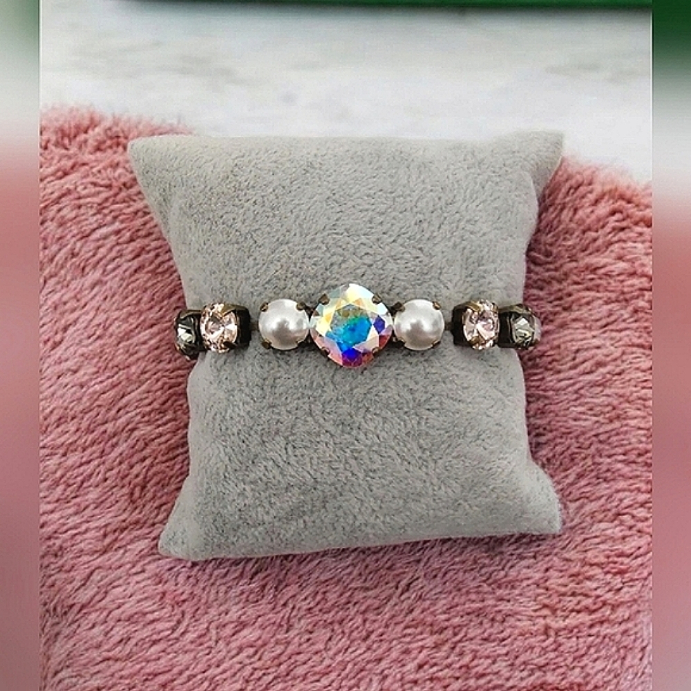 Vintage-Inspired Handmade Crystal & Pearl Bracelet with Antique Brass Setting - Picture 4 of 9